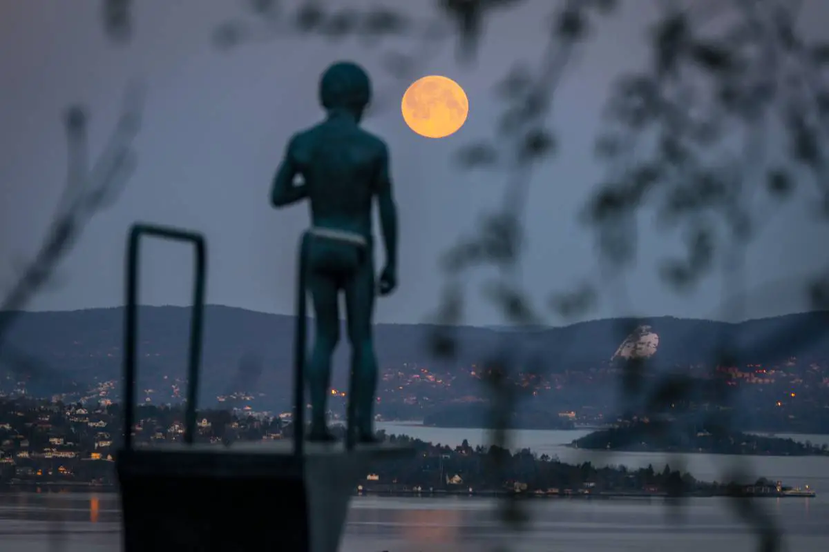 PHOTO : certaines parties de la Norvège ont pu profiter de la super lune dans toute sa splendeur hier soir 10 PHOTO : certaines parties de la Norvège ont pu profiter de la super lune dans toute sa splendeur hier soir - 9