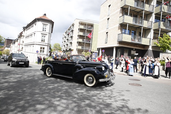La famille royale a parcouru les rues d'Oslo dans des voitures ouvertes 10 La famille royale a parcouru les rues d'Oslo dans des voitures ouvertes - 9