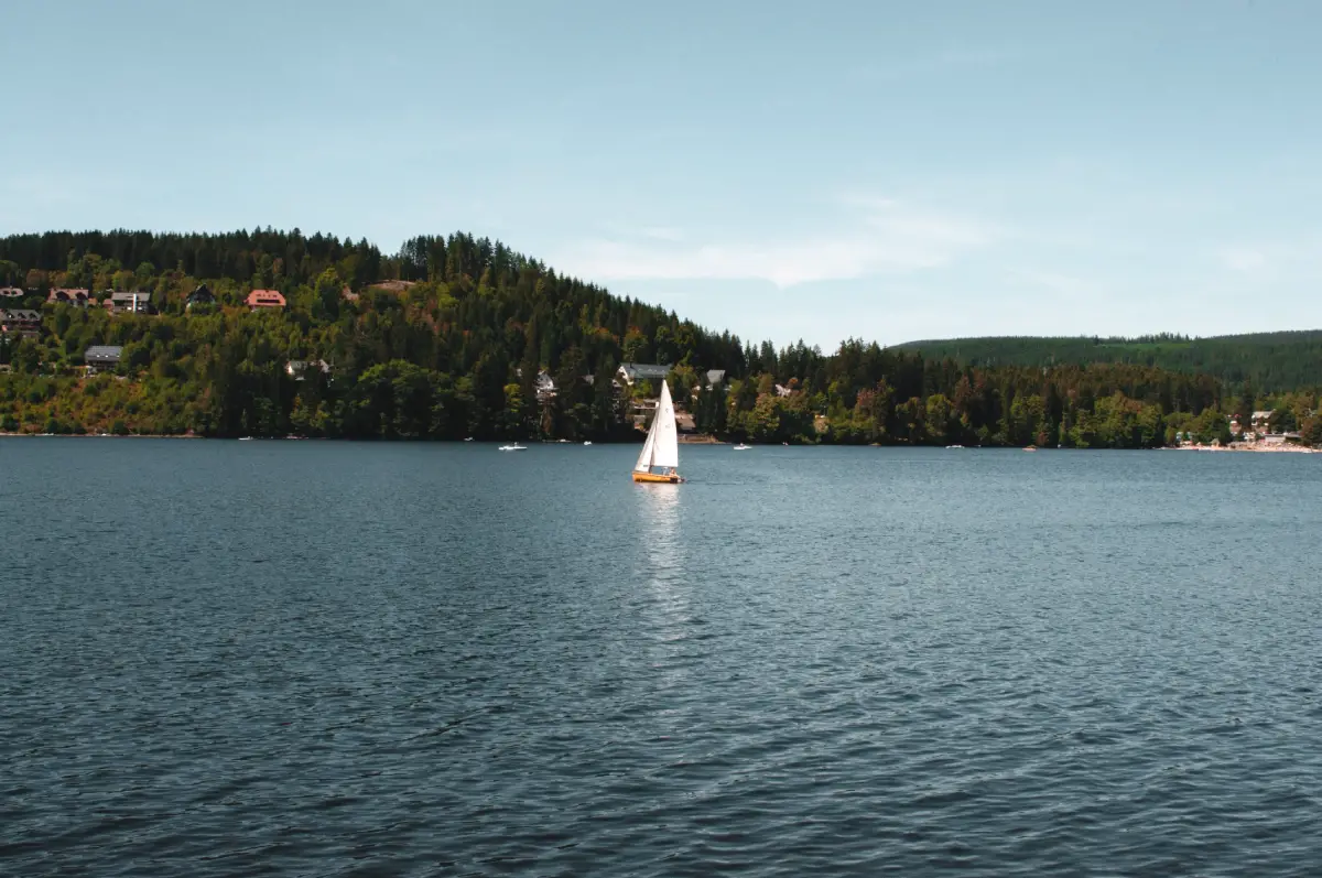 Dériveur dans un lac