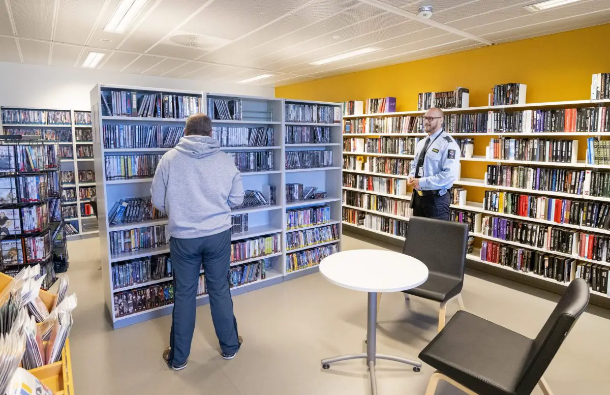 Prisonnier dans la bibliothèque de la prison de Romerike