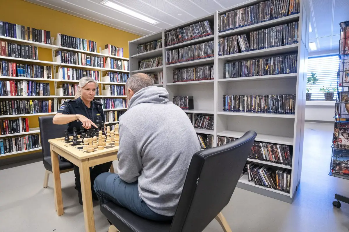 Prisonnier dans la bibliothèque de la prison de Romerike