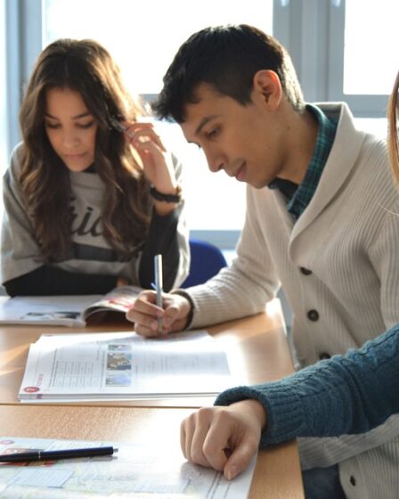 Plusieurs milliers de personnes manifestent contre les coupes budgétaires du gouvernement dans les lycées populaires (collèges d'enseignement supérieur) - 20