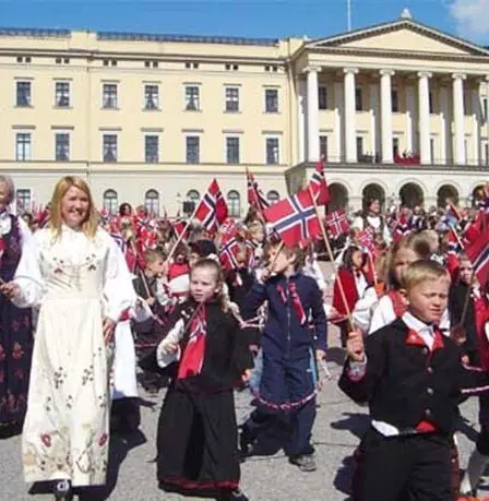 Le ministre de la Culture espère que toute la Norvège chantera «Ja vi elsker» en même temps le 17 mai 29 Le ministre de la Culture espère que toute la Norvège chantera «Ja vi elsker» en même temps le 17 mai - 28