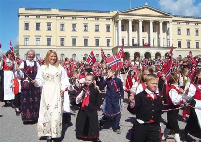 Le ministre de la Culture espère que toute la Norvège chantera «Ja vi elsker» en même temps le 17 mai - 3