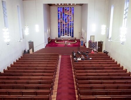 Bancs d'église vides à la célébration de Pâques 2 Bancs d'église vides à la célébration de Pâques - 1