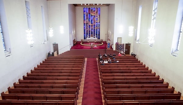 Bancs d'église vides à la célébration de Pâques 4 Bancs d'église vides à la célébration de Pâques - 3
