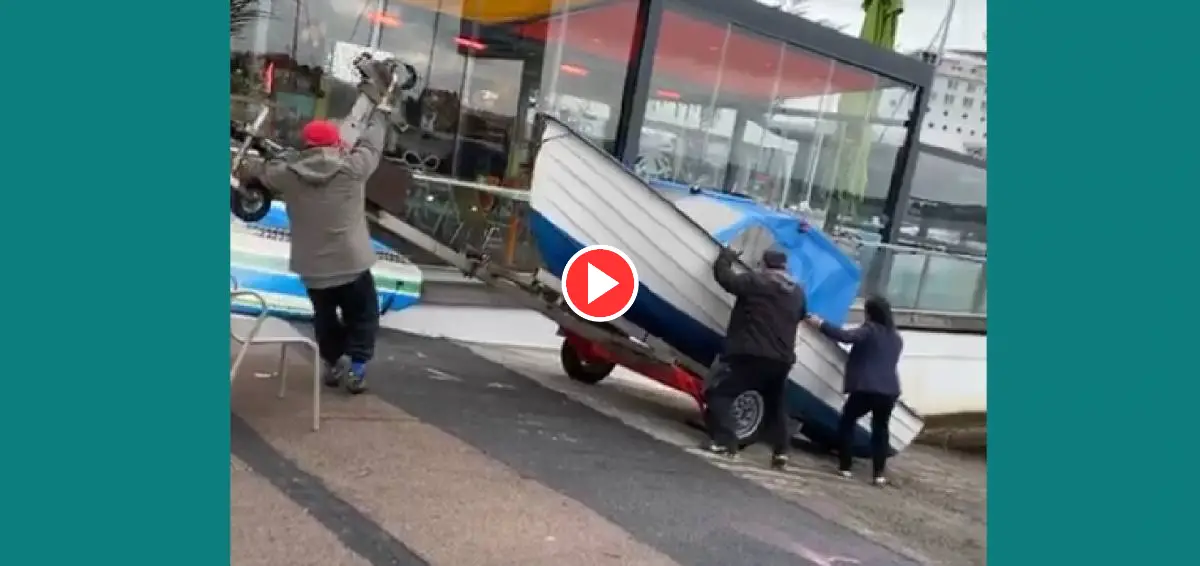 VIDEO Un propriétaire de bateau malchanceux nage impromptu dans la marina Kongen d'Oslo 4 VIDEO Un propriétaire de bateau malchanceux nage impromptu dans la marina Kongen d'Oslo - 3