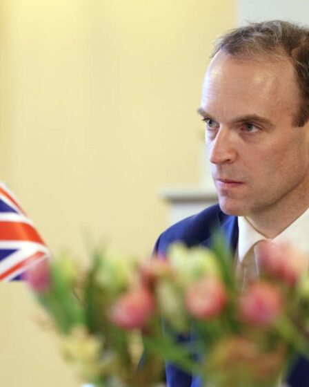 Le ministre britannique des Affaires étrangères défend les vaccins AstraZeneca: "Nous sommes convaincus qu'ils sont sûrs" 20 Le ministre britannique des Affaires étrangères défend les vaccins AstraZeneca: "Nous sommes convaincus qu'ils sont sûrs" - 19