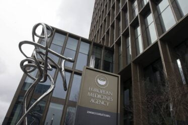 Agence européenne des médicaments: les caillots sanguins doivent être répertoriés comme un effet indésirable très rare du vaccin AstraZeneca. - 20