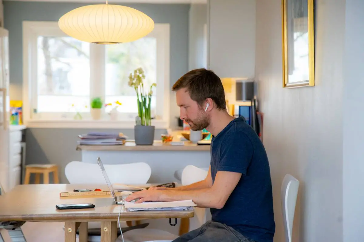 Les Norvégiens qui ont commencé à travailler à domicile travaillent désormais 42 minutes de plus chaque semaine 4 Les Norvégiens qui ont commencé à travailler à domicile travaillent désormais 42 minutes de plus chaque semaine - 3