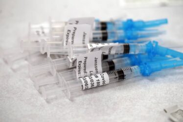 New York Times: les agences de santé américaines appellent à une suspension temporaire de l'utilisation du vaccin Corona de Johnson & Johnson - 16