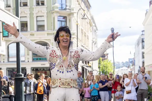 Kjell Elvis a battu le record du monde en chant Elvis: - Je ne le referai plus jamais 4 Kjell Elvis a battu le record du monde en chant Elvis: - Je ne le referai plus jamais - 3