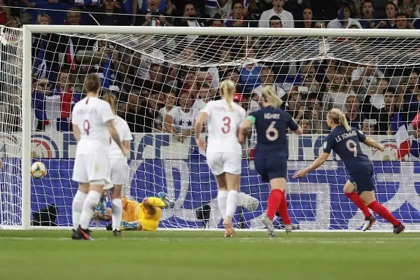 La pénalité a coulé la Norvège lorsque la France a gagné 2-1 en Coupe du monde 4 La pénalité a coulé la Norvège lorsque la France a gagné 2-1 en Coupe du monde - 3