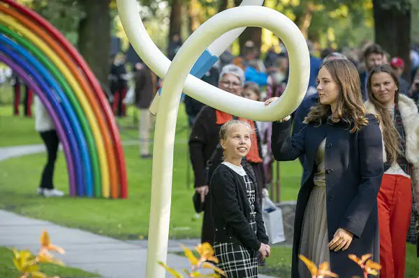 La princesse Ingrid Alexandra a dévoilé de nouvelles sculptures dans son parc de sculptures 6 La princesse Ingrid Alexandra a dévoilé de nouvelles sculptures dans son parc de sculptures - 5