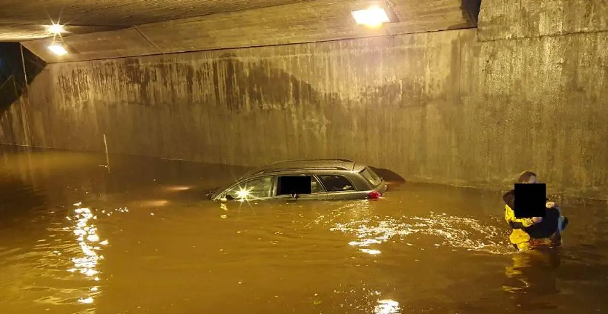 PHOTO Une voiture coincée dans les eaux profondes après de fortes pluies à Lørenskog 4 PHOTO Une voiture coincée dans les eaux profondes après de fortes pluies à Lørenskog - 3