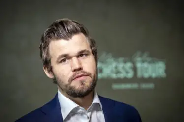Le Norvégien Magnus Carlsen perd sa première partie d'échecs classique en deux ans - 16