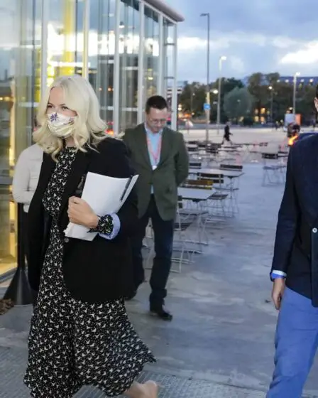 La princesse héritière Mette-Marit rencontre l'auteur Geir Gulliksen pour une discussion à la nouvelle bibliothèque centrale d'Oslo 21 La princesse héritière Mette-Marit rencontre l'auteur Geir Gulliksen pour une discussion à la nouvelle bibliothèque centrale d'Oslo - 20