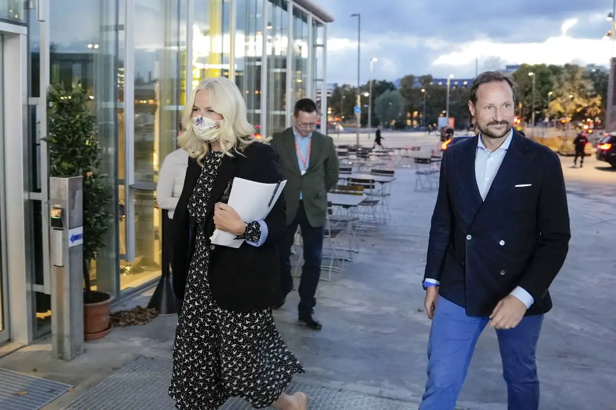 La princesse héritière Mette-Marit rencontre l'auteur Geir Gulliksen pour une discussion à la nouvelle bibliothèque centrale d'Oslo 4 La princesse héritière Mette-Marit rencontre l'auteur Geir Gulliksen pour une discussion à la nouvelle bibliothèque centrale d'Oslo - 3