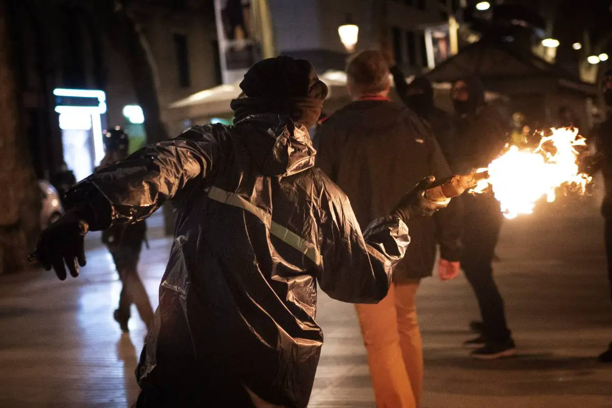 Cocktail Molotov lancé au poste de police d'Oslo, deux personnes arrêtées - 3