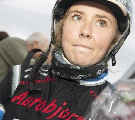 Josefine (27 ans) entraîne le meilleur cheval du monde - favori dans le V75 11 Josefine (27 ans) entraîne le meilleur cheval du monde - favori dans le V75 - 10