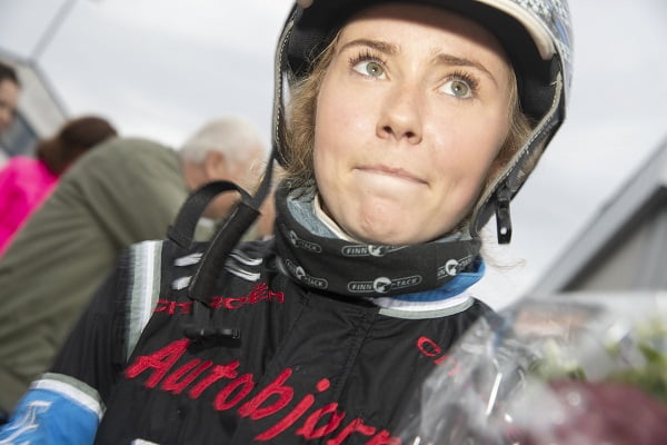 Josefine (27 ans) entraîne le meilleur cheval du monde - favori dans le V75 4 Josefine (27 ans) entraîne le meilleur cheval du monde - favori dans le V75 - 3