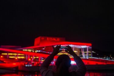 Plusieurs bâtiments s'illuminent en rouge pour attirer l'attention sur l'industrie de la culture en difficulté en Norvège - 18