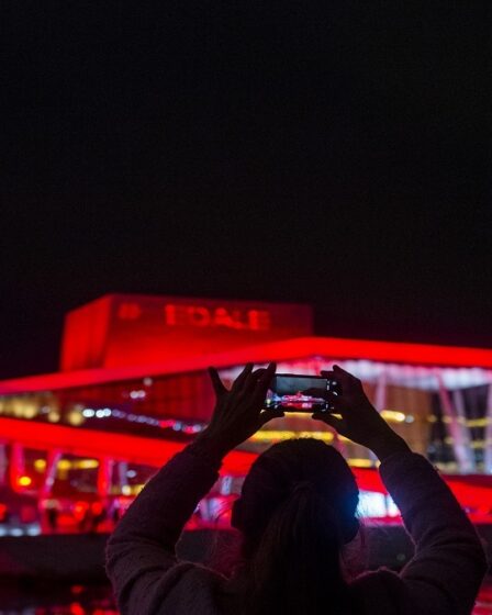 Plusieurs bâtiments s'illuminent en rouge pour attirer l'attention sur l'industrie de la culture en difficulté en Norvège 29 Plusieurs bâtiments s'illuminent en rouge pour attirer l'attention sur l'industrie de la culture en difficulté en Norvège - 28