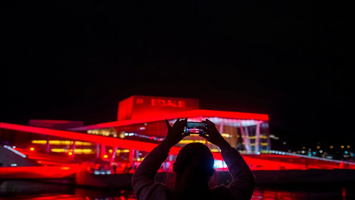 Plusieurs bâtiments s'illuminent en rouge pour attirer l'attention sur l'industrie de la culture en difficulté en Norvège 4 Plusieurs bâtiments s'illuminent en rouge pour attirer l'attention sur l'industrie de la culture en difficulté en Norvège - 3