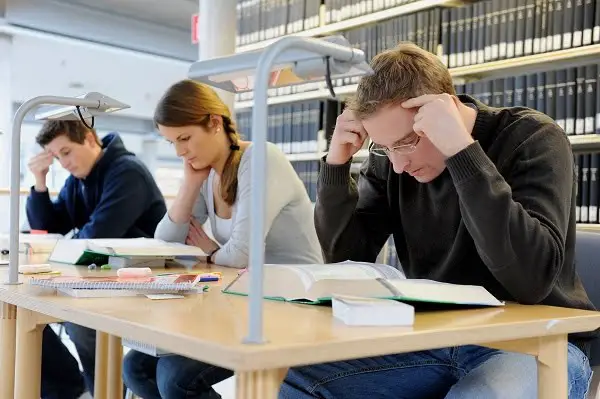 La limite de revenu est supprimée pour un certain nombre d'étudiants 4 La limite de revenu est supprimée pour un certain nombre d'étudiants - 3