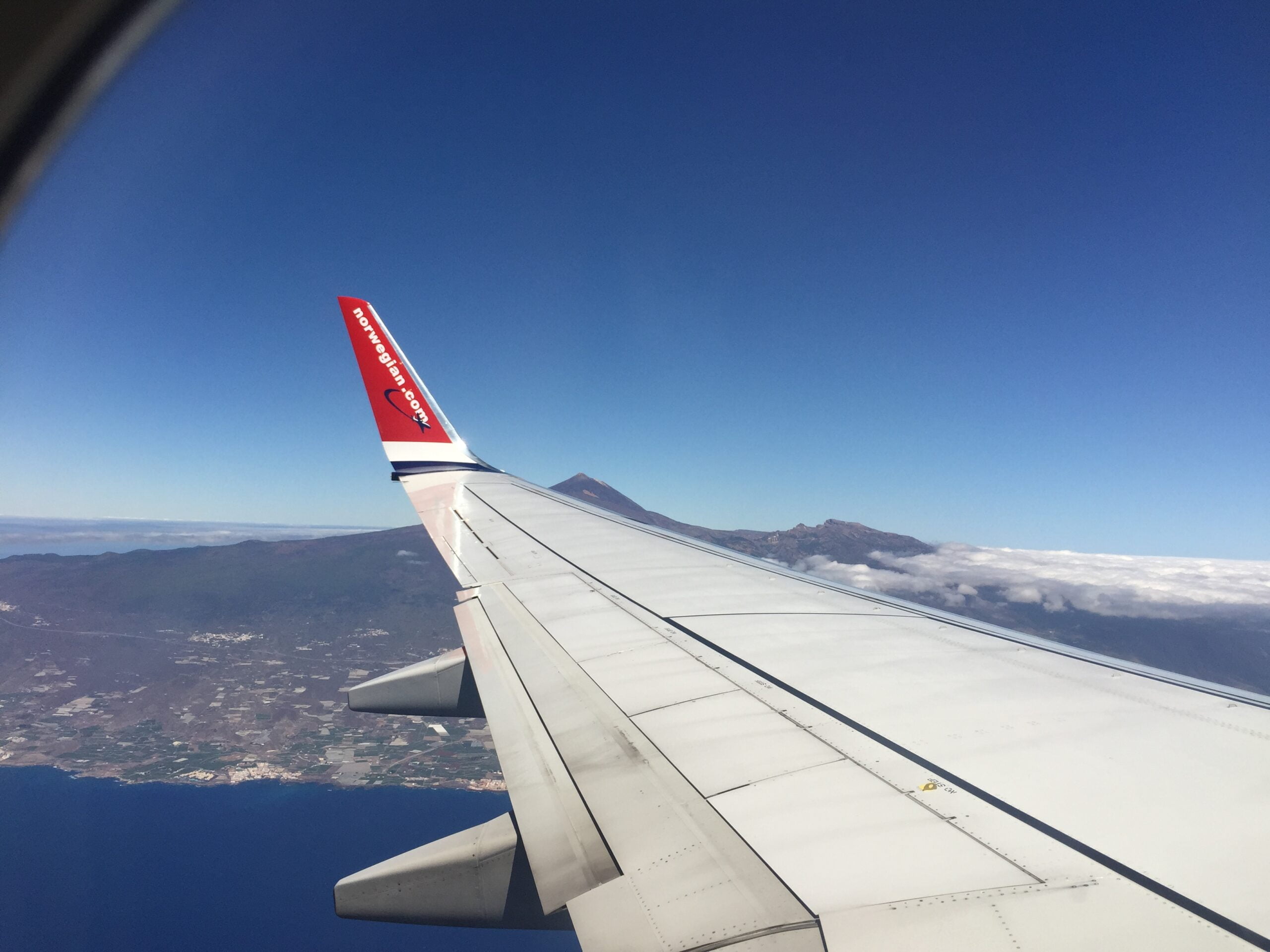 Voitures et maisons endommagées par des pièces d'un avion Norwegian Air en Italie - 5