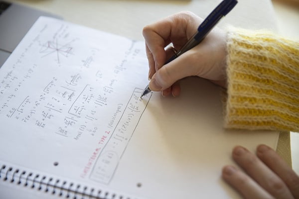 Plusieurs cas suspects de tricherie lors d'examens dans plusieurs universités 4 Plusieurs cas suspects de tricherie lors d'examens dans plusieurs universités - 3