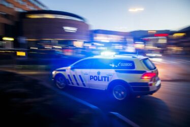 Voiture de police en route vers un site d'accident de bateau dans l'ouest de la Norvège impliquée dans un accident de la circulation - 16