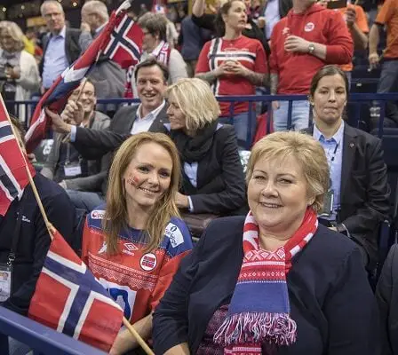 Solberg et Grande dans les tribunes pour la finale de la Coupe du monde de handball en Norvège 14 Solberg et Grande dans les tribunes pour la finale de la Coupe du monde de handball en Norvège - 13
