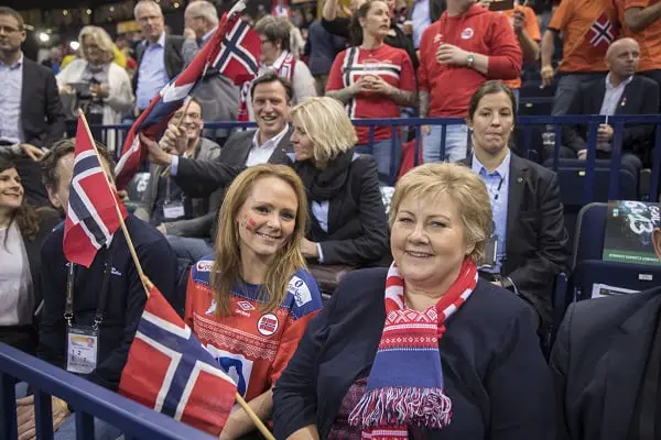 Solberg et Grande dans les tribunes pour la finale de la Coupe du monde de handball en Norvège 4 Solberg et Grande dans les tribunes pour la finale de la Coupe du monde de handball en Norvège - 3