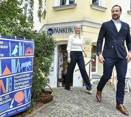 Un couple royal norvégien a visité la librairie nordique à Berlin 11 Un couple royal norvégien a visité la librairie nordique à Berlin - 10