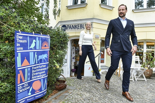 Un couple royal norvégien a visité la librairie nordique à Berlin 6 Un couple royal norvégien a visité la librairie nordique à Berlin - 5
