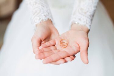 Très peu d'hommes en Norvège envisagent de prendre le nom de famille de leur femme après le mariage, selon des recherches - 20