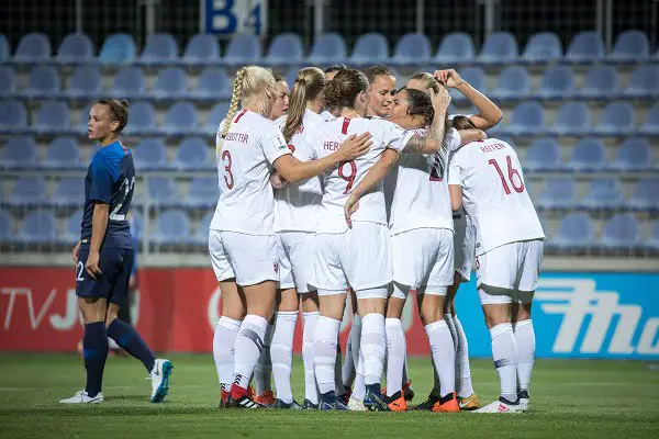 L'équipe féminine s'est qualifiée pour les finales de groupe en qualification pour la Coupe du monde 4 L'équipe féminine s'est qualifiée pour les finales de groupe en qualification pour la Coupe du monde - 3