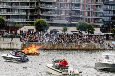 Célébration enflammée au bord de la mer - 20