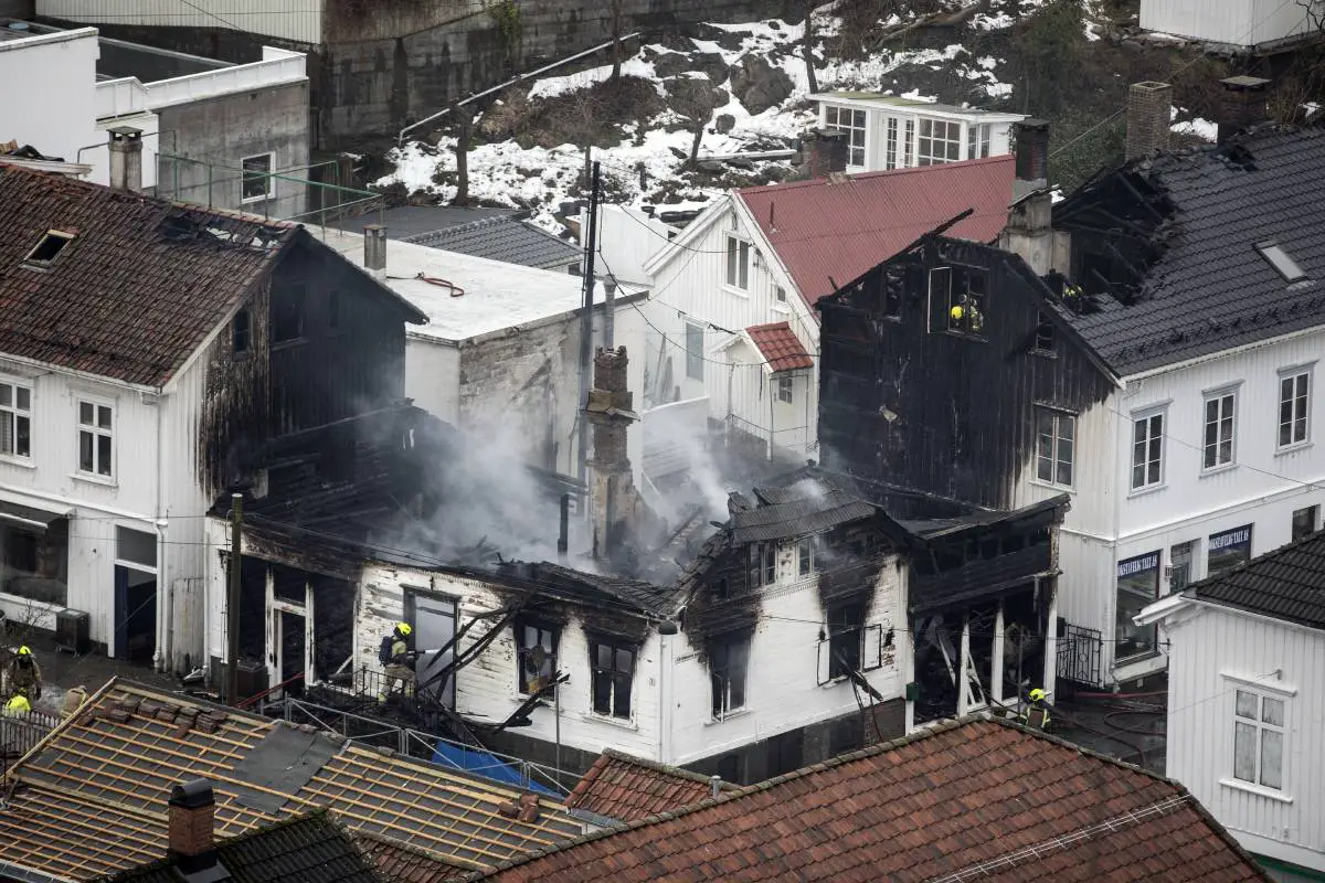 PHOTOS: trois maisons gravement endommagées lors d'un incendie majeur à Risør - 9