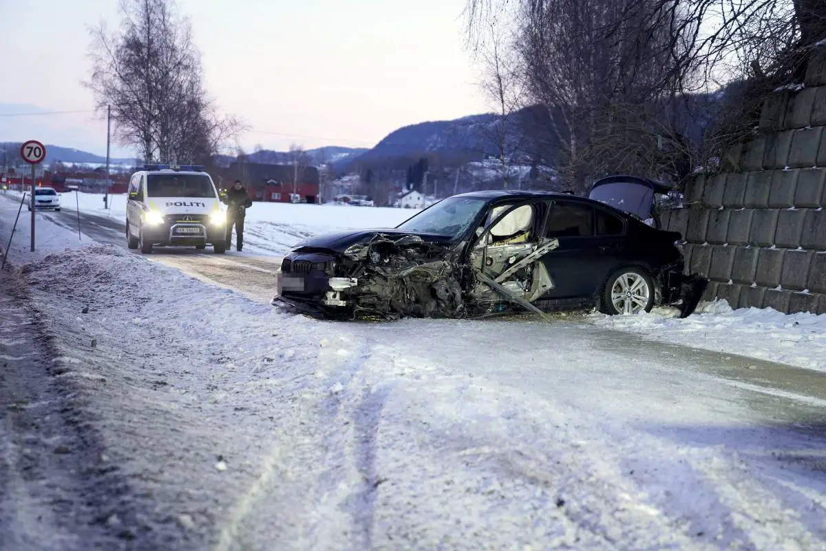 PHOTO: une personne transportée à l'hôpital par ambulance aérienne après une collision frontale à Melhus - 9