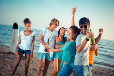 L'industrie de l'assurance met en garde les jeunes contre les viols pendant les vacances - 16