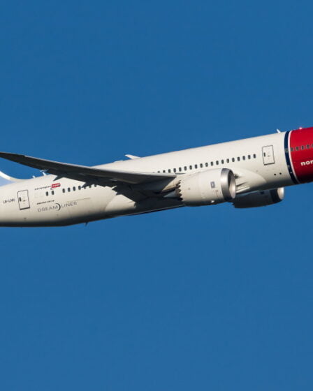 Voitures et toits endommagés par des pièces de moteur en Italie 42 Voitures et toits endommagés par des pièces de moteur en Italie - 41