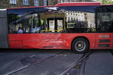 Deux bus volés et écrasés par de jeunes garçons à Bergen en une nuit - 16