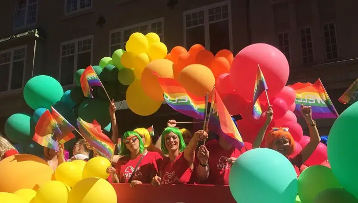 Défilé de la fierté gigantesque: - comme le 17 mai sans toutes les règles 4 Défilé de la fierté gigantesque: - comme le 17 mai sans toutes les règles - 3