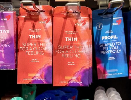 Infirmière de santé met des préservatifs dans la forêt 23 Infirmière de santé met des préservatifs dans la forêt - 22