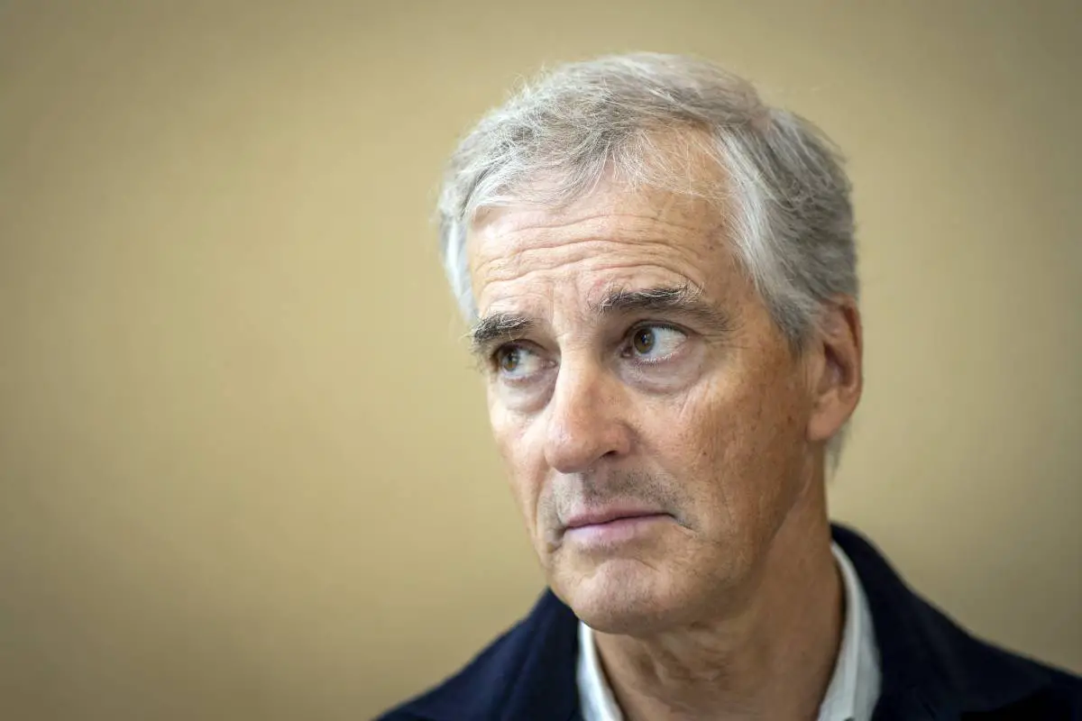 Le chef du parti travailliste norvégien repéré sans masque facial dans le métro d'Oslo 4 Le chef du parti travailliste norvégien repéré sans masque facial dans le métro d'Oslo - 3