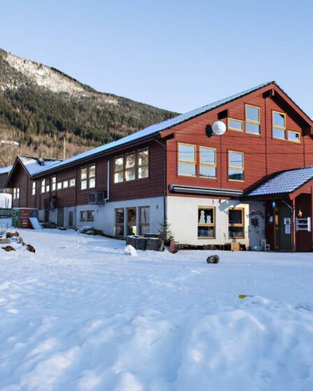 Maire: L'épidémie d'Ulvik est probablement due à la propagation de l'infection des enfants aux adultes 10 Maire: L'épidémie d'Ulvik est probablement due à la propagation de l'infection des enfants aux adultes - 9