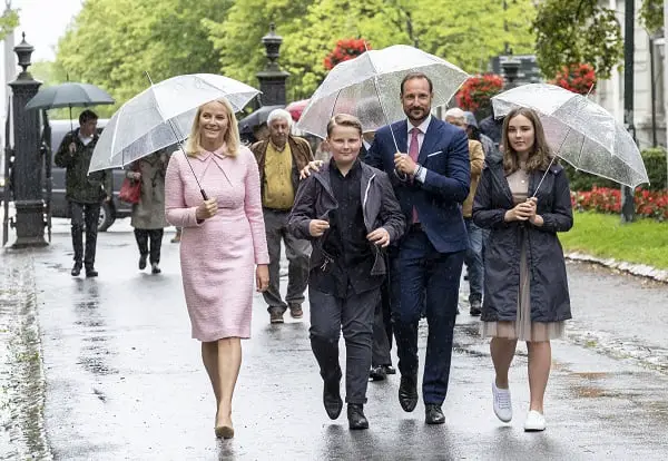 La famille du prince héritier a participé à la foire de la cathédrale de Nidaros 6 La famille du prince héritier a participé à la foire de la cathédrale de Nidaros - 5