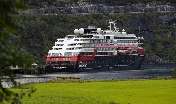 La police pense que Hurtigruten enfreint la loi en ayant des équipages philippins à bord 4 La police pense que Hurtigruten enfreint la loi en ayant des équipages philippins à bord - 3